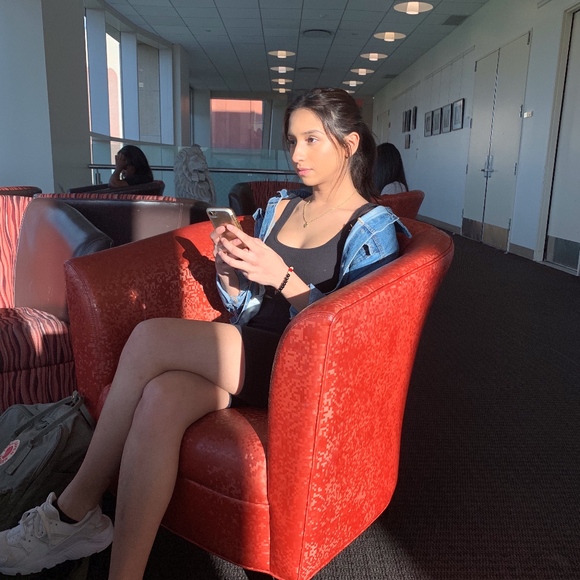 Meet your Posher, Gabriella - Picture 1 of 2